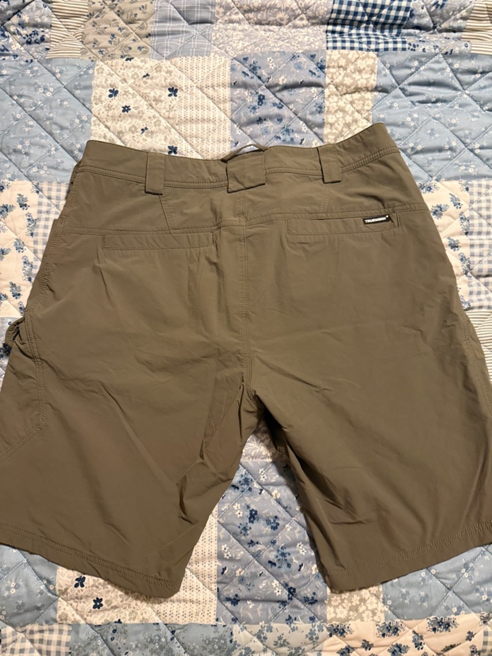 Men's Olive Cargo Shorts with Secure Pockets - Picture 3 of 3
